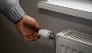Persona che regola il riscaldamento
