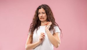Giovane donna disgustata