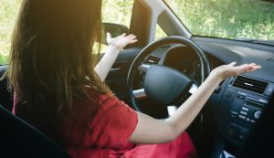 Donna confusa al volante