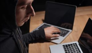 Illustrazione di un hacker (Depositphotos FOTO) - www.buildingcue.it