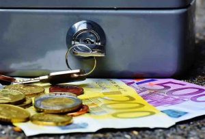 Cassetta con soldi in carta e moneta