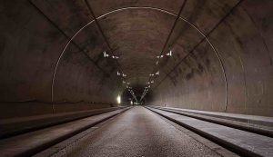 Tunnel sotterraneo illuminato