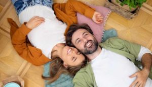 Persone felici in casa