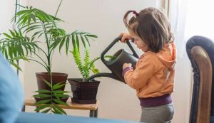 Bimba annaffia le piante