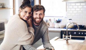 Persone felici in casa