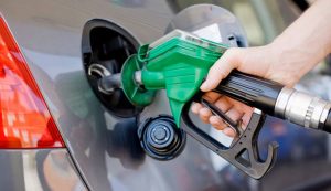 Persona che fa benzina
