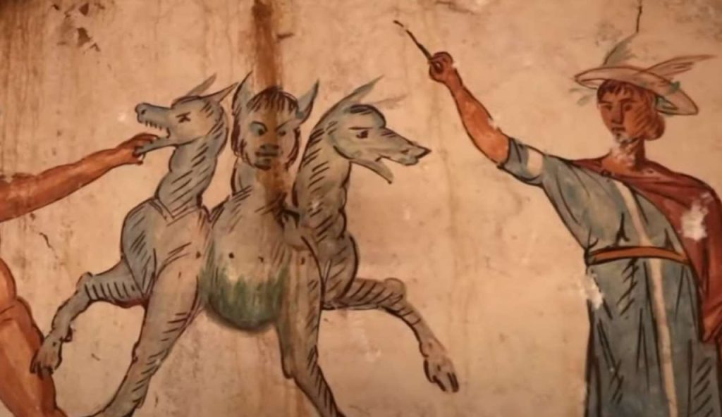 Affresco della tomba del Cerbero (Proloco Giugliano - Rai - youtube screenshot) - www.buildingcue.it