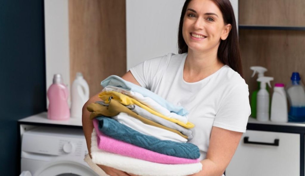 Donna che fa il bucato
