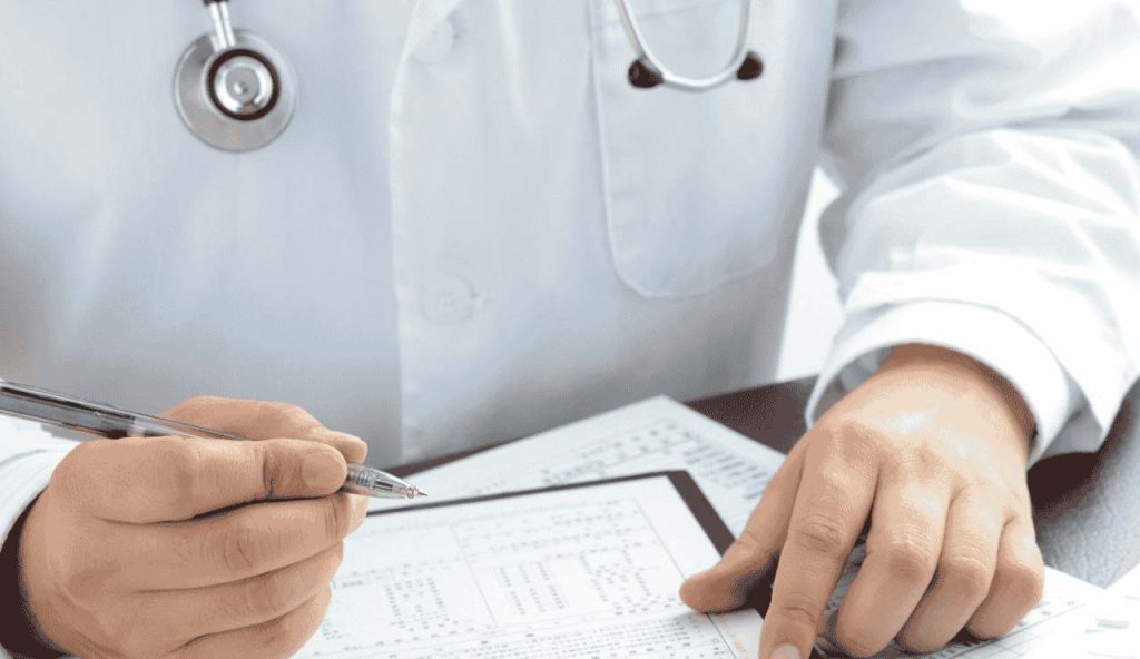 medico preparando certificato