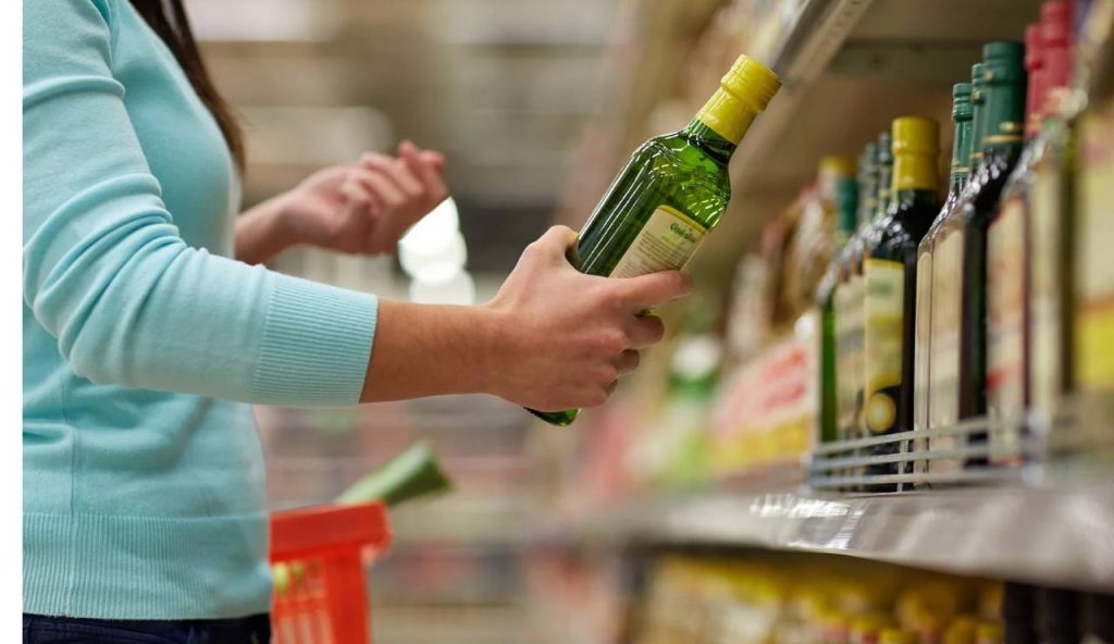 Persona che compra olio