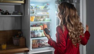 Persona con frigo aperto