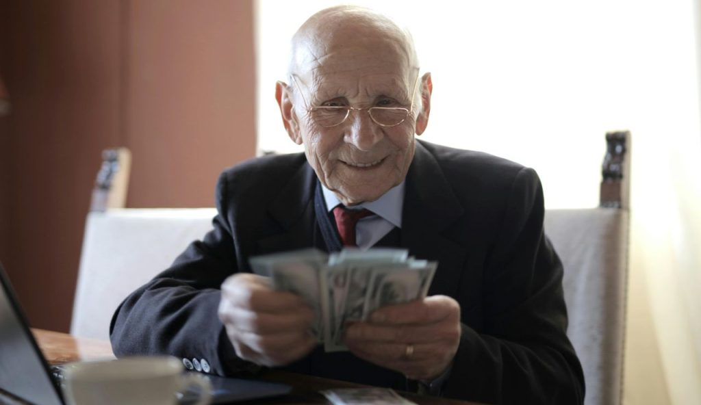 Illustrazione di un pensionato (Pexels FOTO) - buildingcue.it