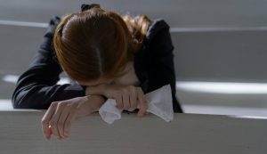 Illustrazione di una persona che piange (Pexels FOTO) - www.Buildingcue.it