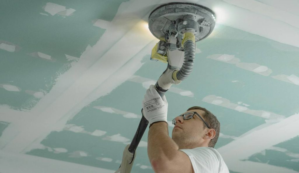 Illustrazione di una persona mentre ristruttura casa (pexels FOTO) - buildingcue.it