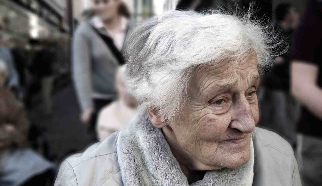 Illustrazione di una signora triste (Pixabay FOTO) - buildingcue.it