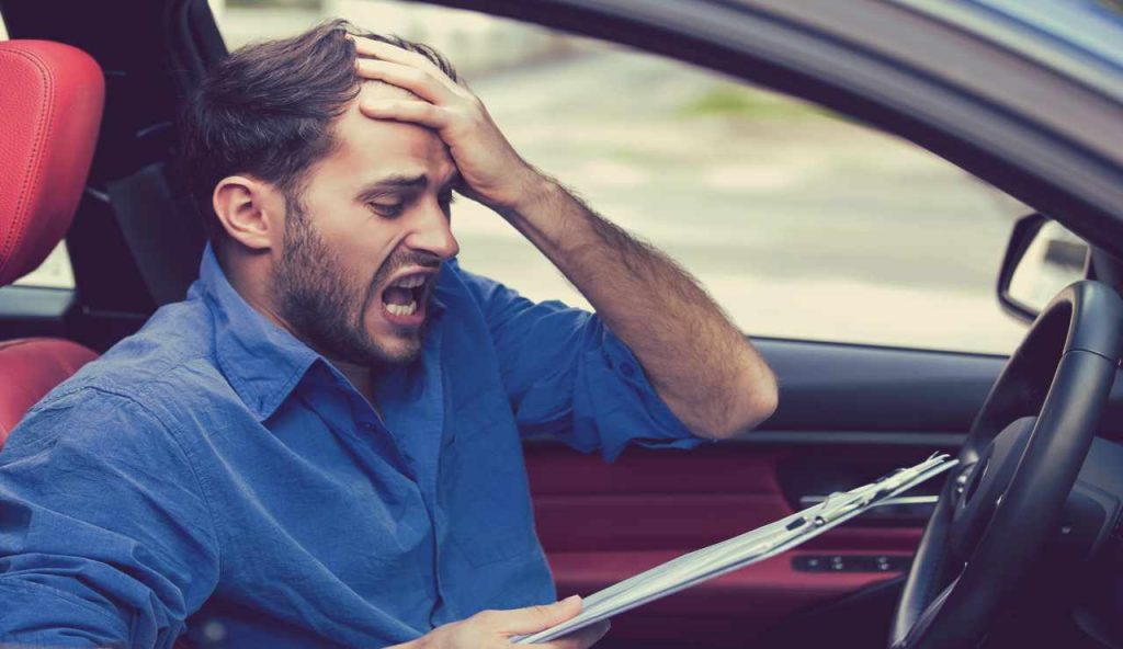 Auto, se ti beccano a farlo sono dolori | Arriva la “multa in movimento”: batoste assurde