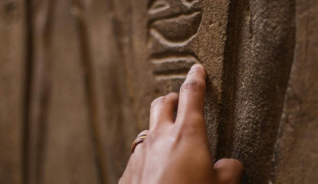 llustrazione di un archeologo (Pexels FOTO) - buildingcue.it
