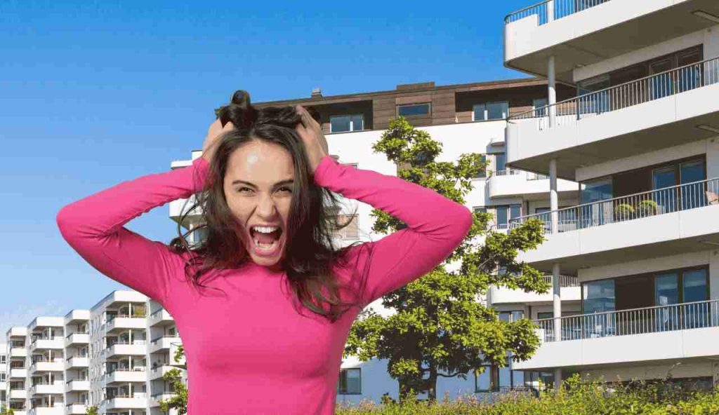 Condominio, roba da matti | Devi stare attento anche a muovere un solo passo: l’amministratore ti multa per 800€