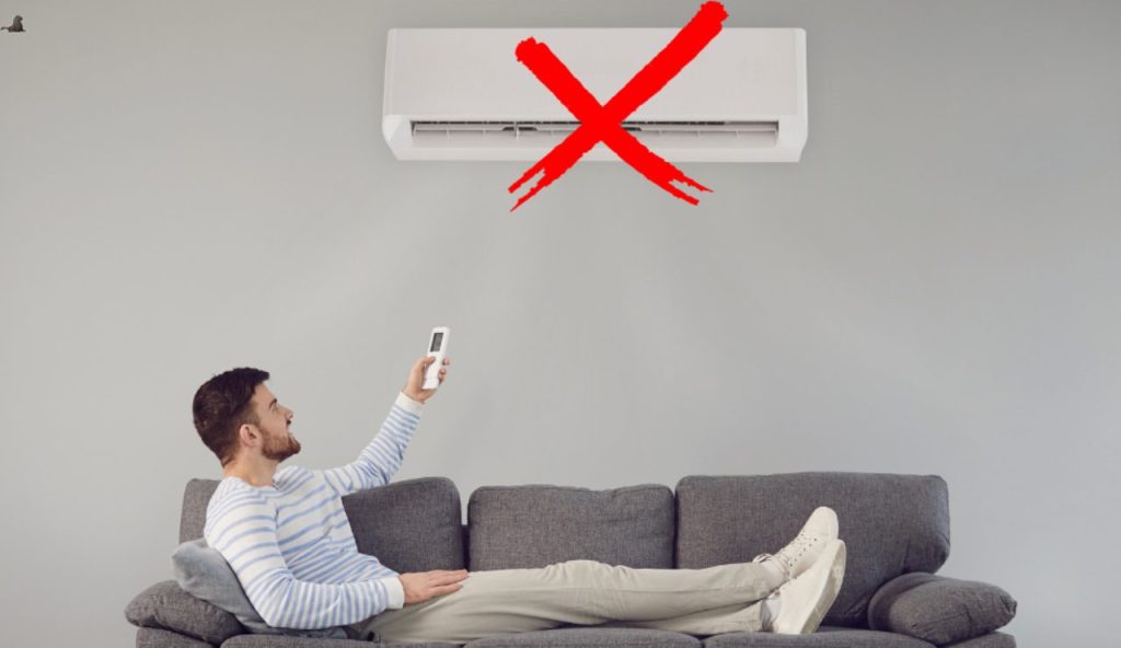 Illustrazione di una persona che spegne un climatizzatore (Canva FOTO) - buildingcue.it
