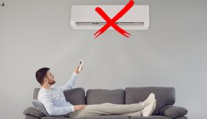 Illustrazione di una persona che spegne un climatizzatore (Canva FOTO) - buildingcue.it