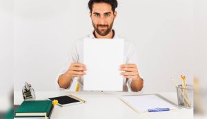 Uomo con documenti