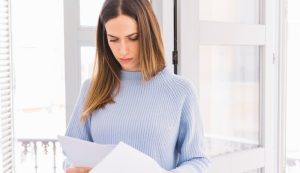 Donna accigliata con documenti