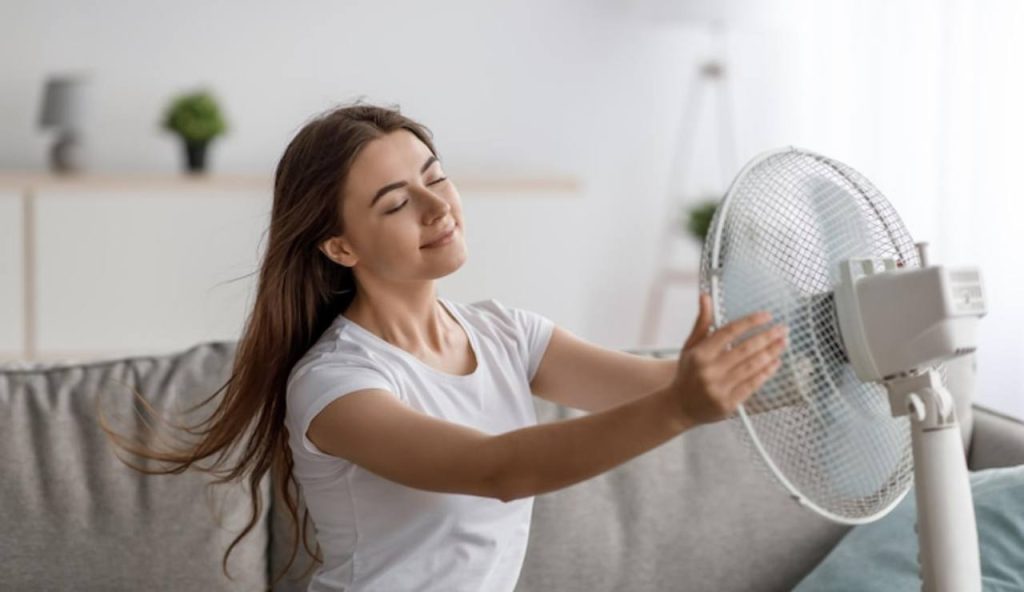 Giovane donna con ventilatore