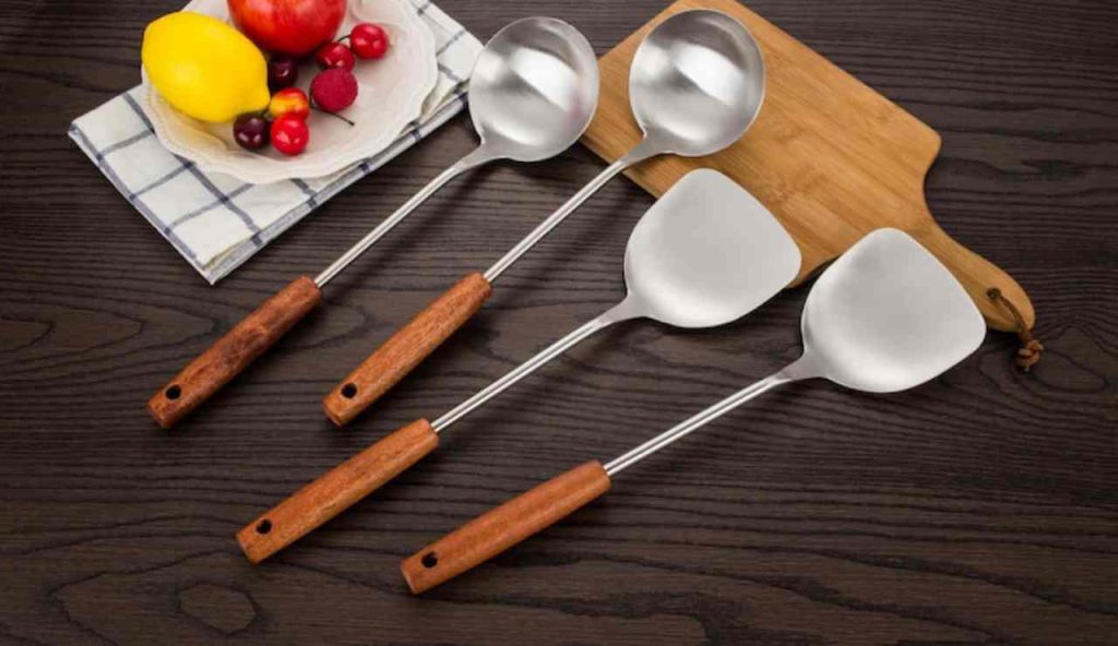 Mestoli, se in cucina usi quelli di legno faresti bene a usare questo consiglio | Lo fanno in tutti i ristoranti: tieni lontani i medici