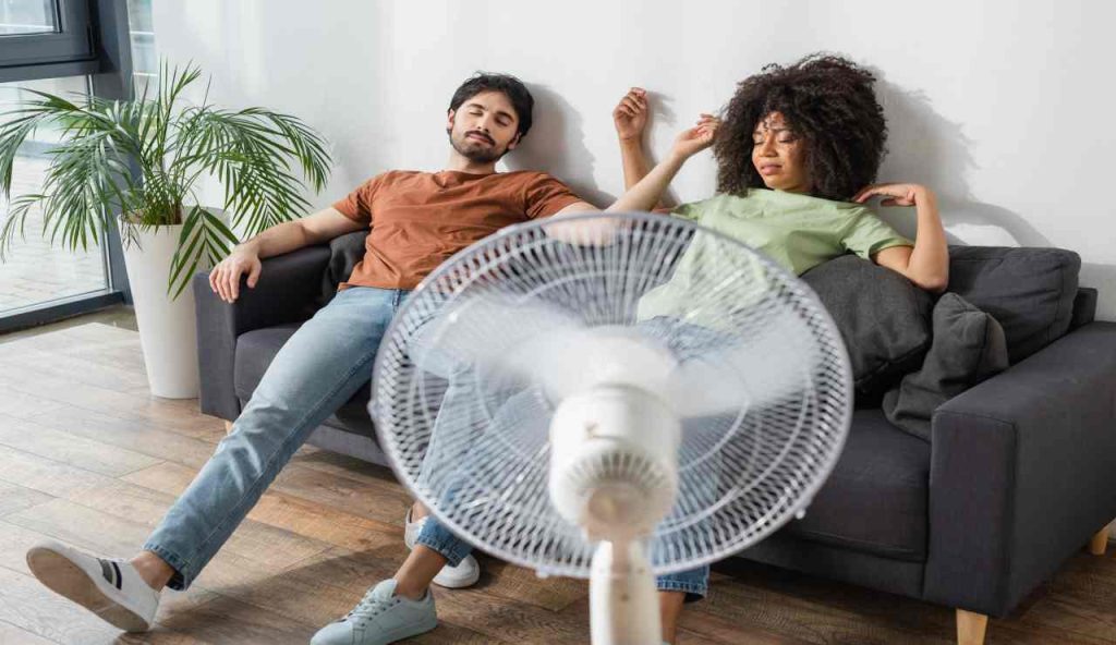 Ventilatore, non pensare a chi dice il contrario | Se metti questo davanti rinfresca meglio del condizionatore