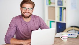 Giovane al pc