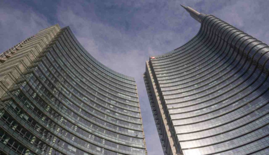 Illustrazione di edifici della Unicredit (Canva FOTO) - buildingcue.it