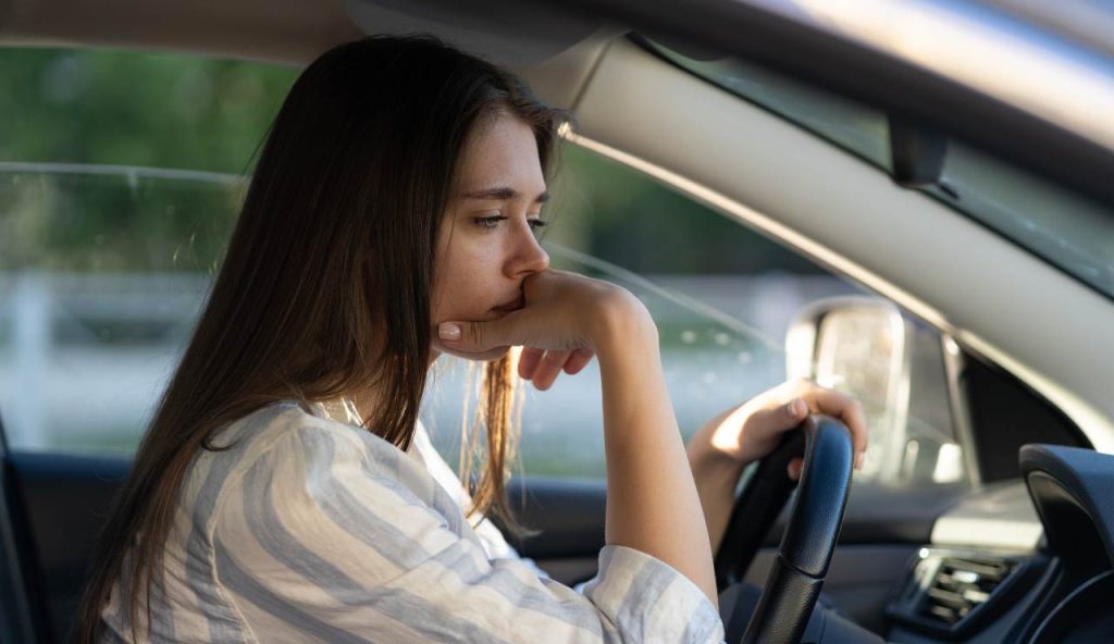 Donna in auto perplessa