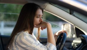Donna in auto perplessa