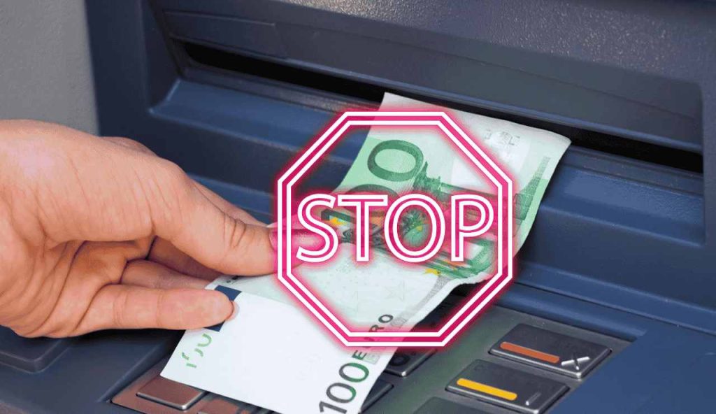 STOP prelievi Bancomat | Rivoluzione totale: i contanti tra le mani non li avrai più