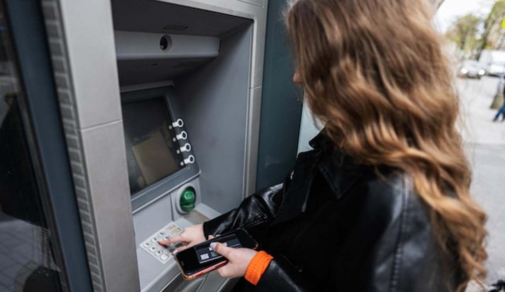 Donna al bancomat