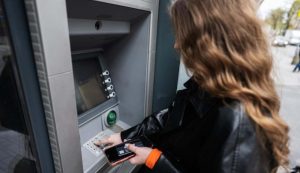 Donna al bancomat
