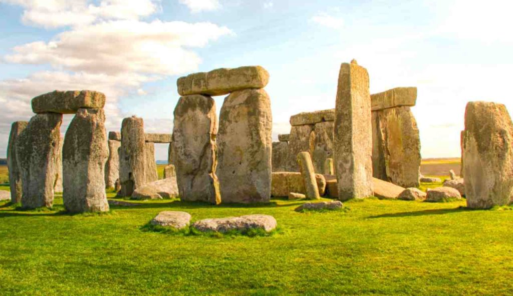 Illustrazione di Stonehenge (Canva FOTO) - buildingcue.it