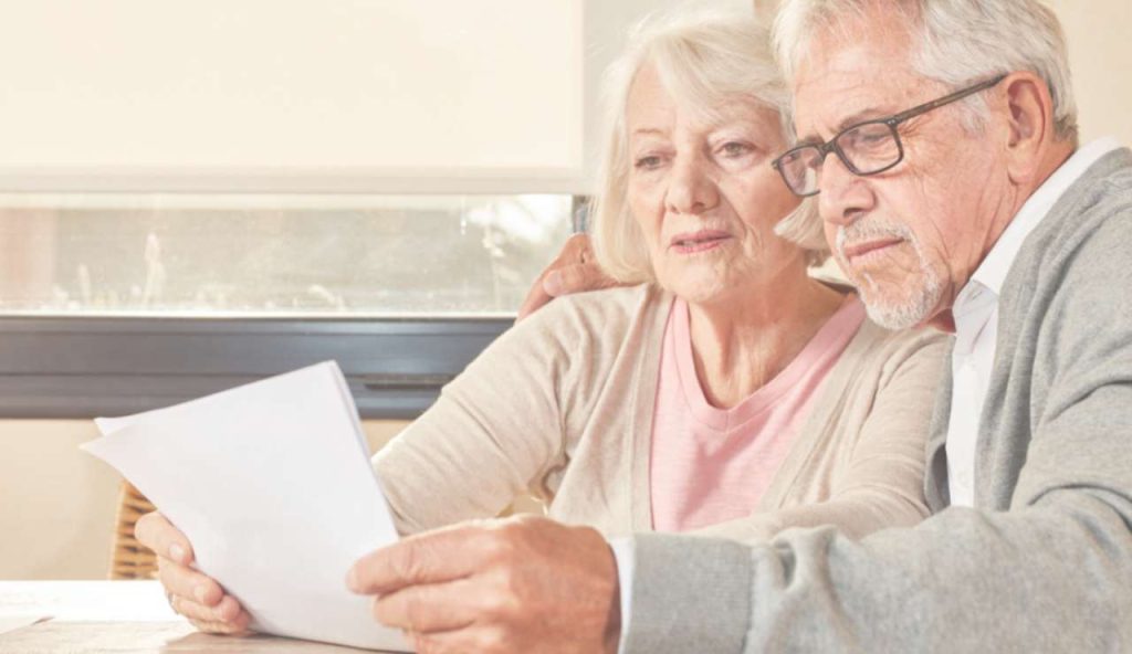 Illustrazione di due pensionati (Canva FOTO) - buildingcue.it