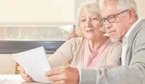 Illustrazione di due pensionati (Canva FOTO) - buildingcue.it