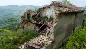 Illustrazione di un rudere abbandonato (Canva FOTO) - buildingcue.it