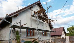 Illustrazione di una casa in ristrutturazione (Canva FOTO) - buildingcue.it