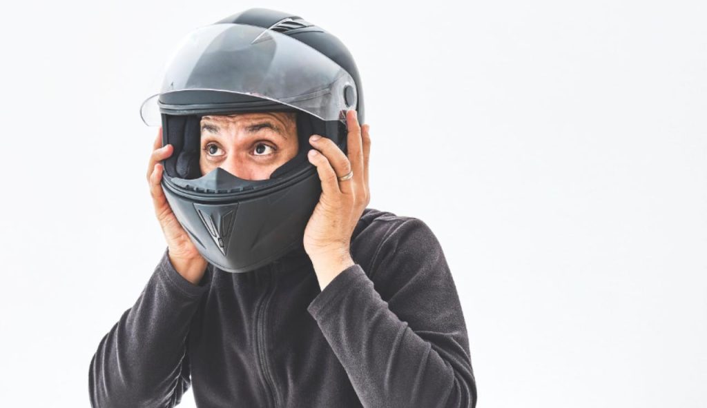 Illustrazione di una persona con il casco (Canva FOTO) - buildingcue.it