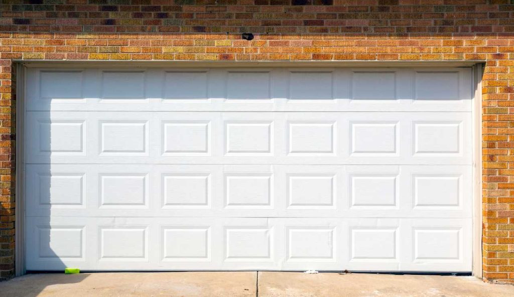 Porte garage su misura: quando funzionalità, stile e sicurezza vanno a braccetto