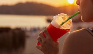 Uomo che mangia gelato