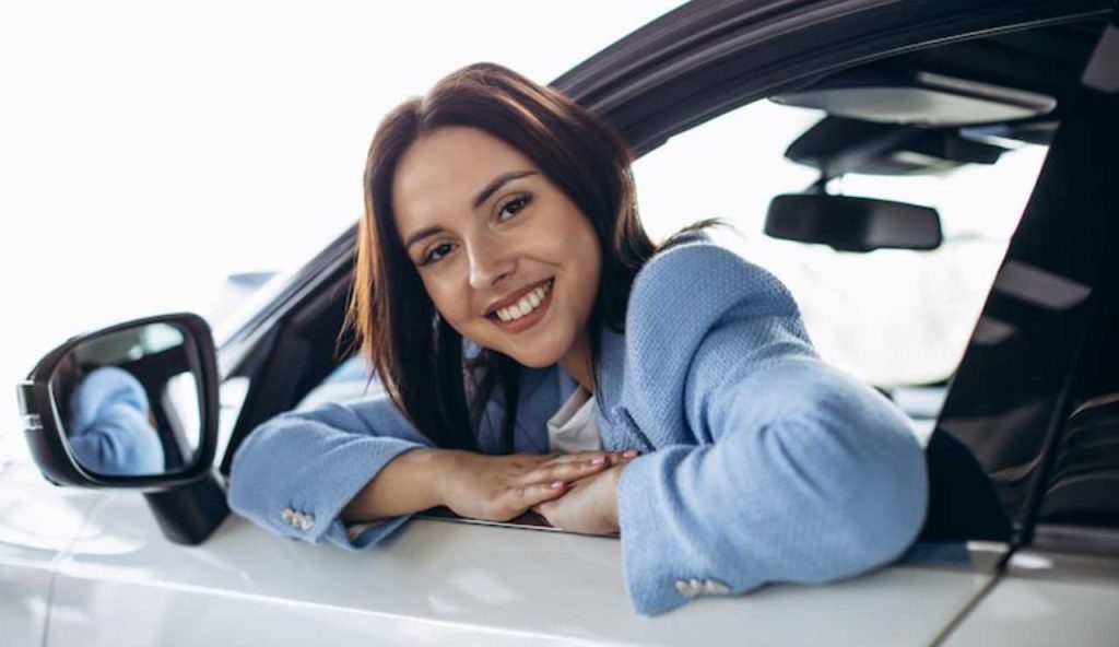Donna felice al volante