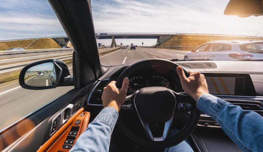 Persona che viaggia in autostrada