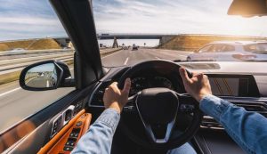 Persona che viaggia in autostrada