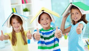 Bimbi felici con libri