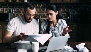 Coppia alle prese con le spese (Depositphotos foto) - www.buildingcue.it