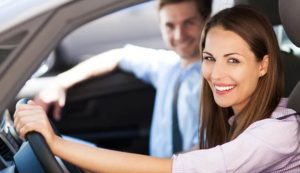 Coppia felice in auto (Depositphotos foto) - www.buildingcue.it